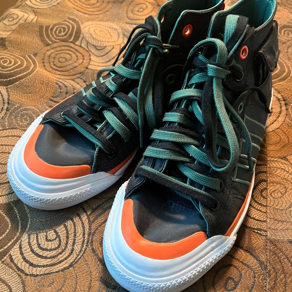 7.5 men’s/ women 9/9.5 Adidas Green High-Top Sneakers. Worn 1 time !!